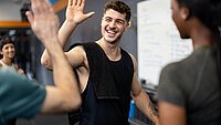 Erfolgreiches Training und High-Five im Fitnessstudio