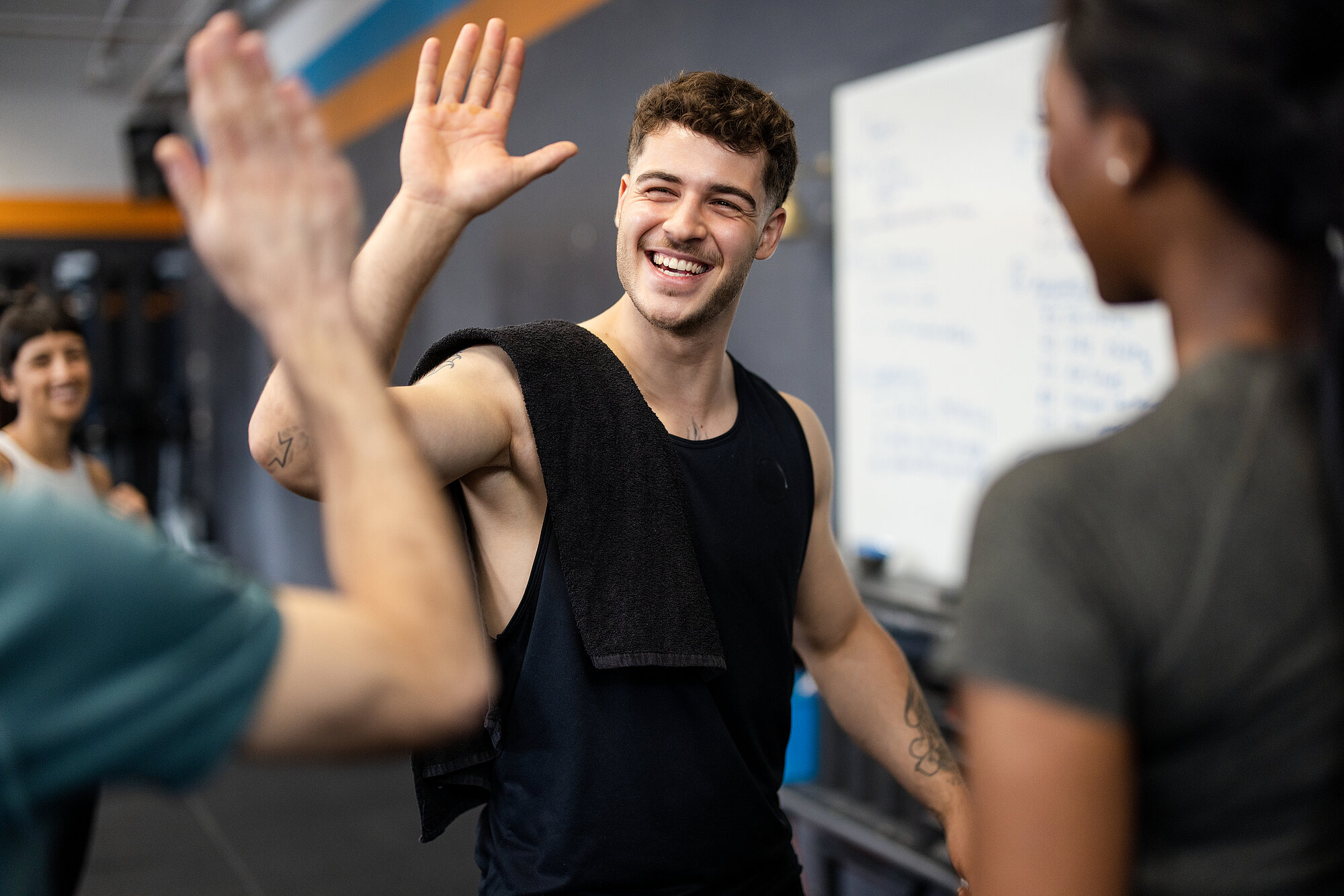 Erfolgreiches Training und High-Five im Fitnessstudio