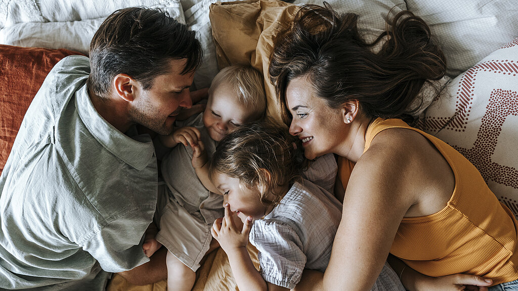 Familie auf  dem Bett