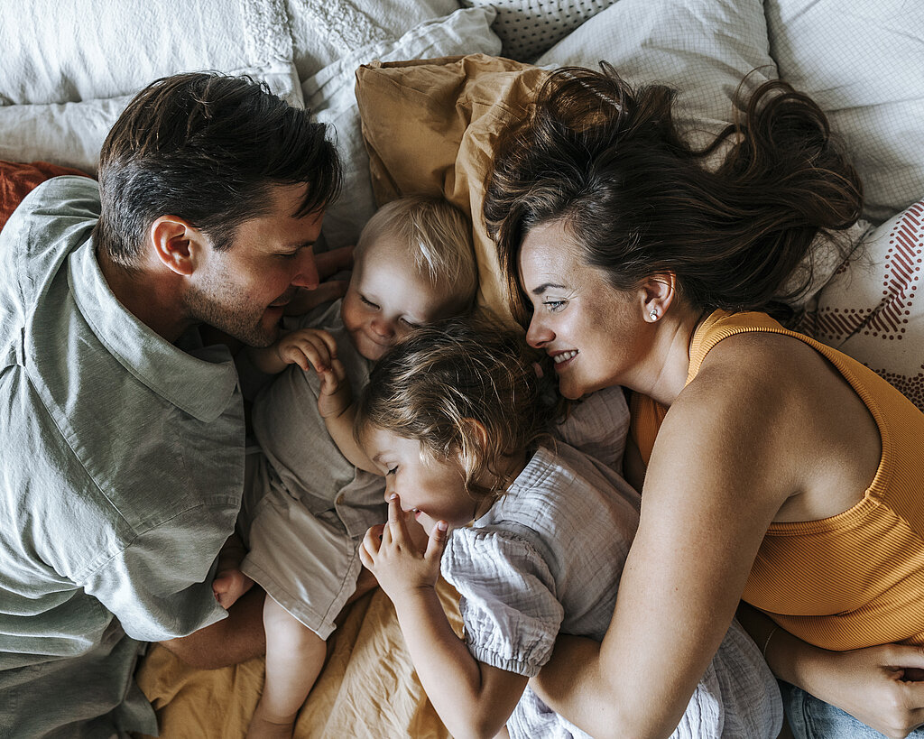 Familie auf  dem Bett