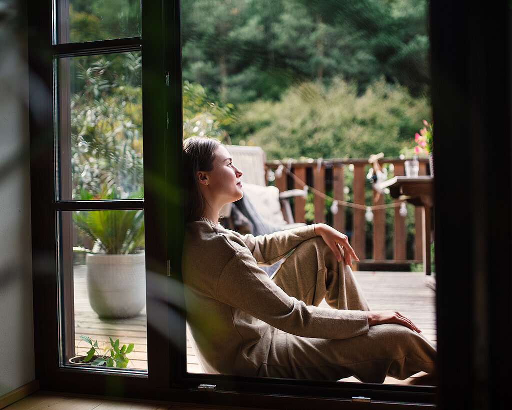 Eine Frau sitzt am Fenster